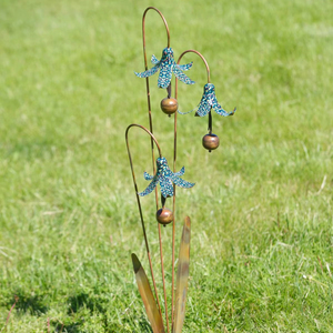 Élégant piquet de jardin décoratif en métal bleu clochette, ornement floral suspendu pour l'extérieur, accent de vent floral pour pelouse - Product Image 1