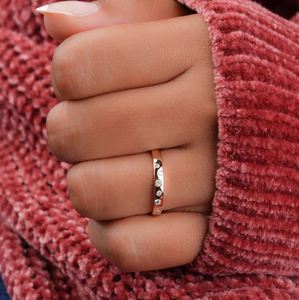 Anillo de Boda con Moissanita de Corte Redondo, Plata de Ley 925 Chapada en Oro, Estilo Minimalista y Apilable - Product Image 2