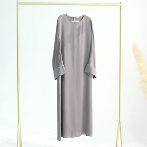 Nueva Abaya Premium de Manga Larga, Satén Arrugado, Diseño Sencillo con Bolsillos, Ropa Islámica para Mujer - Product Image 4