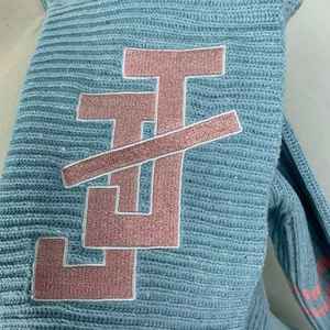 Suéter Varsity con Peplum para Mujer, Marca Jack and Jill, Color Azul, Tejido de Punto, Manga Larga, Estilo Juvenil, Casual, Cardigan - Product Image 3