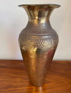 Vase à fleurs marocain en laiton, entièrement sculpté à la main, style floral étonnant ou design floral luxueux. - Product Image 4