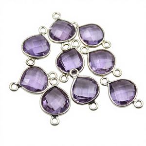 Conector de Plata de Ley 925 con Amatista Púrpura Natural: Piedra en Forma de Corazón Facetada, Tamaño de la Piedra 8X9MM, Tamaño del Conector 15MM - Product Image 1