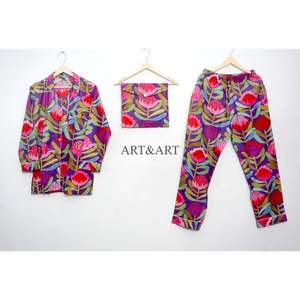 Conjunto de pijama de algodón Midnight Blossom, estilo dulce, multicolor, estampado a mano, ropa de dormir con encaje, conjunto de 3 piezas con bolso a juego. - Product Image 1