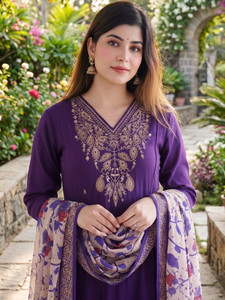 Damen Lila Traditioneller Rayon A-Linien Salwar Anzug mit Blumen-Dupatta, normale Passform, knielang, schnelltrocknend, Digitaldruck, Freizeitkleidung - Product Image 4