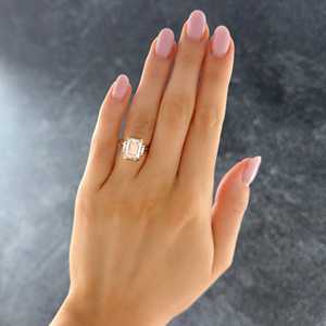 แหวนแต่งงานแบบสามเม็ด แหวนหมั้นสั่งทำพิเศษ ทองคำแท้ 14K เพชรเพาะเลี้ยงทรงเหลี่ยมมรกต 4.00 กะรัต รับรองโดย IGI ขอบเพชรครึ่งวง - Product Image 4