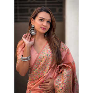 Sari Étnico de Seda Cachemir con Pashmina Color Durazno, Tejido con Hilo Zari y Borde Zari, Chal Tejido a Mano - Product Image 1