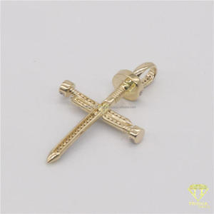 Collier élégant avec pendentif croix en or jaune plaqué, finition luxueuse avec diamant de laboratoire - Product Image 4