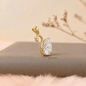 Collar con Colgante de Cisne con Moissanita en Corte Pera para Mujer, Diseño Romántico de Animal, para Uso Diario, de Maruti Dia Jewels - Product Image 2