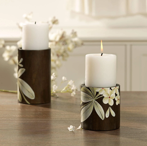 Portavelas cilíndricos artesanales de madera oscura adornados con motivos florales tropicales pintados a mano. Disponible a precios de mayorista - Product Image 1