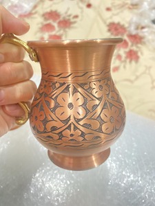 Jarra de cobre tradicional hecha a mano con grabado floral detallado, perfecta para eventos de catering y servicio de hostelería, procedente de la India. - Product Image 4