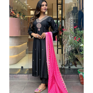 Ensemble de vêtements de soirée pour femmes de créateur haut bas Dupatta pour un look élégant - Product Image 4