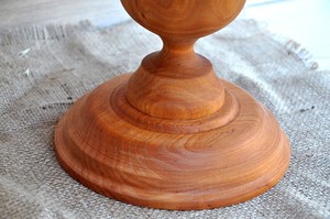 Support à gâteau en bois artisanal Orion avec plateau tournant décoratif pour centre de table de mariage, anniversaire ou événement - Product Image 2