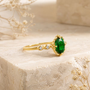 Bague vintage en argent 925 plaqué or jaune 14 carats pour femme, avec pierre centrale ovale verte et pierres latérales accentuées serties à griffes - Product Image 2