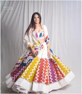Chaniya Choli de Rayón Premium con Bordado de Espejo y Dupatta Estampada, con Encaje Multicolor, Ropa Étnica Festiva para Mujer, Colección - Product Image 2
