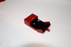 กล่องใส่แหวนแบบเปิดสองด้าน ลายหนังจระเข้ รูปทรงสี่เหลี่ยมผืนผ้า พร้อมช่องใส่สามช่อง ภายในบุผ้ากำมะหยี่ ขนาด 90x73x38 มม. สำหรับวันวาเลนไทน์ - Product Image 6