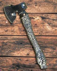 Hacha Vikinga Grabada a Mano de Acero con Alto Contenido de Carbono, con Funda de Cuero Fino, para Campismo y Caza al Aire Libre - Product Image 1