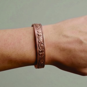 Bracelet manchette en cuivre gaufré, motif estampé, travail de relief détaillé, design gravé, surface gravée, bijoux en relief - Product Image 3