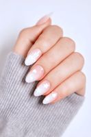 Ongles artificiels personnalisés OEM ODM en forme d'amande, longueur moyenne, motif étoile et cœur mignon, à presser, en ABS, effet ombré laiteux