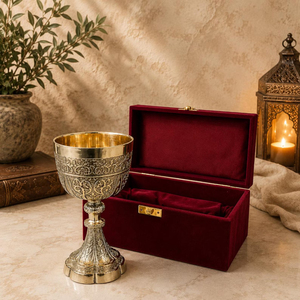 Tasse à thé et soucoupe décoratives en laiton pour la présentation ou l'usage pratique, gobelet avec détails anciens et style inspiré du patrimoine - Product Image 1