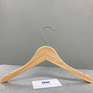 Cintres pour vêtements de bébé en bois de pin en gros, écologiques, en acier inoxydable, durables, logo personnalisé, fabriqués au Vietnam - Product Image 2