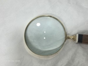 Lupa de Mano de Lujo con Marco de Latón y Mango Geométrico de Madera y Resina, Herramienta de Lectura Decorativa Vintage para Escritorio - Product Image 4