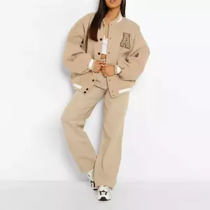 Chaqueta Varsity Personalizada con Parches Bordados en Chenille, Resistente al Agua y al Viento, para Hombre - Product Image 2