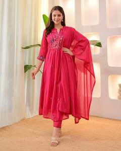 Ensemble coordonné élégant en coton avec de riches broderies sur les manches du kurti et le dupatta - Product Image 6