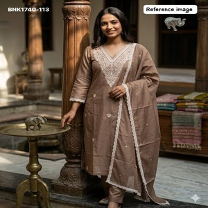 Nueva llegada: Conjunto de Kurti-Pantalón-Dupatta de seda romana con cristales, Pitha, Butti bordado disperso y trabajo en el yoke. Proveedor indio. - Product Image 1