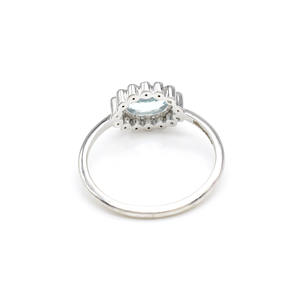 Produits populaires : Bague de mariage en or blanc massif 14 carats avec aigue-marine ovale 7x5mm et halo de diamants blancs sertis clos - Product Image 6