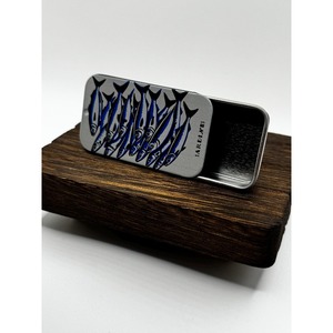 Boîte d'allumettes en aluminium argenté avec motif sardine imprimé, style vintage, usage domestique, recyclable - Product Image 1