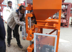 Fabbrica della cina argilla blocco di mattoni che fa macchina pressa idraulica WT1-10 blocco ad incastro che fa macchine <span class=keywords><strong>in</strong></span> libia - Product Image 3