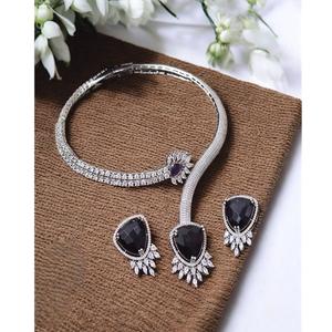 Ensemble collier et boucles d'oreilles élégants en laiton plaqué argent et zircon de haute qualité pour femmes, idéal pour les occasions de mariage et les cadeaux. - Product Image 2