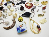 Prix Exceptionnels, Qualités Exceptionnelles, Ensemble Assorti de 50 Breloques et Pendentifs de Mode d'Occasion pour Hommes