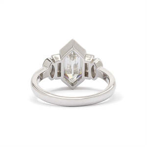 Bague de fiançailles, de mariage et d'anniversaire classique pour femme en argent sterling 925 avec serti clos et cinq pierres de moissanite taille hexagonale VVS - Product Image 5