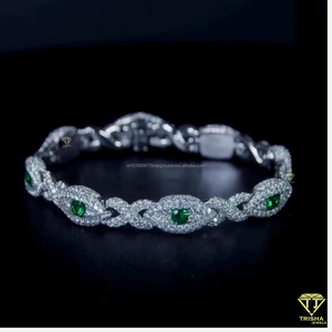 Elaborada con acabado en oro blanco de primera calidad y piedras engastadas a mano con detalles, esta pulsera ofrece una brillantez excepcional. - Product Image 2