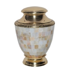 Urnas de Cremación de Latón Americano de Alta Calidad, Grabado en Oro, Acabado en Mármol Blanco y Negro, Capacidad de 220 Pulgadas Cúbicas para Cenizas Humanas - Product Image 4