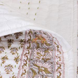 Couette Kantha Réversible de Haute Qualité en Coton Biologique Faite à la Main, Écologique, à Imprimé Floral Personnalisé pour l'Hiver, Idéale pour la Maison et l'Hôtellerie - Product Image 2