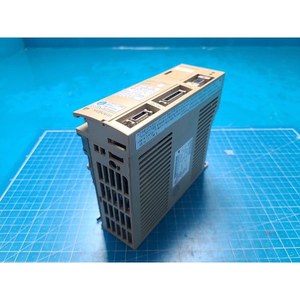 Servomoteur AC Yaskawa SGDA-01APP d'occasion, pièces d'équipement semi-conducteur de génération précédente - Product Image 1
