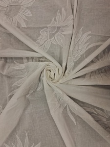 Tela Bordada de Algodón Blanco Premium de Fábrica al por Mayor |   Tela de Algodón con Diseño Floral de Girasoles para Vestidos, Kurtis y Cortinas - Product Image 5