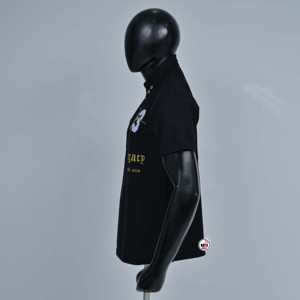 เสื้อโปโลแขนสั้นสีดำสำหรับผู้ชาย แห้งเร็ว ระบายอากาศดี รับผลิตแบบ OEM พร้อมสกรีนโลโก้ตามสั่ง พิมพ์ลายอัศวินหมายเลข 33 ปกติดกระดุม สไตล์ลำลอง ขายส่ง - Product Image 4