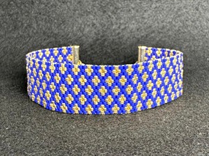 Bracelet de luxe fait main perlé, motif croix bleu et or, fermoir métallique, design exquis - Product Image 2