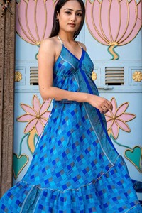 Lot en gros de robes longues bohèmes en soie à col en V et dos nu, style vintage indien, faites à la main, à motif floral, avec pompons, naturelles et lavables - Product Image 3