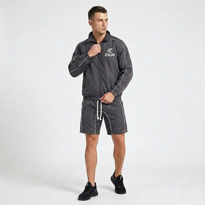 Conjunto deportivo personalizado de 2 piezas para hombre, chaqueta con cremallera y pantalones cortos para correr y entrenar - Product Image 1