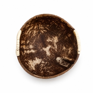 Bol en coquille de noix de coco fait main, brun naturel, avec poignées tressées, pour la décoration de la maison et la présentation à table - Product Image 2