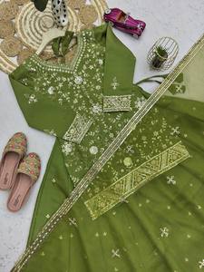 Robe Anarkali en soie brodée vert olive, longueur ras du sol, tenue traditionnelle indienne et pakistanaise pour mariage, coupe ample, manches longues pour femme - Product Image 5