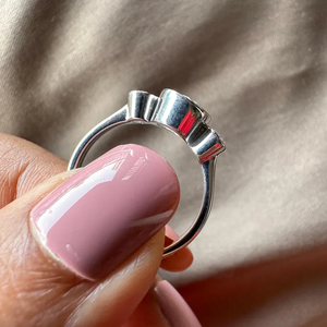 Bague de fiançailles ovale sertie clos de diamants de laboratoire de 2,00 carats, centre de 1,50 carat, bague à 3 pierres en or massif 9K ou 14K, bague de mariage - Product Image 3