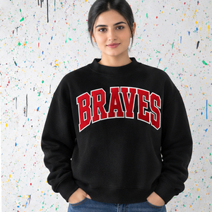 Suéter de cuello redondo negro para mujer de los Braves, al por mayor, con letras griegas bordadas personalizadas, ropa universitaria para hermandades. - Product Image 1