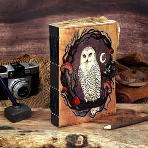 Magnifique carnet en cuir écoresponsable de style vintage, fait main, avec superbe illustration de hibou blanc et champignons, 60 pages, idéal comme cadeau - Product Image 4