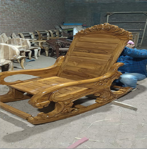 Fauteuil à bascule en bois de style vintage, avec accoudoirs sculptés en forme de col de cygne, côtés en forme d'ailes et assise en cuir brun foncé. - Product Image 4