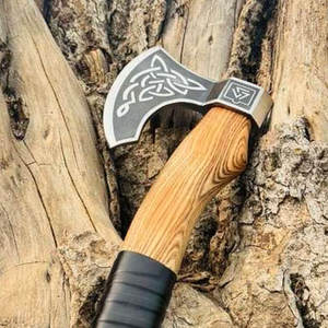 Hache viking style nordique barbu, lame en acier au carbone de qualité industrielle, outil décoratif en bois sculpté pour la maison, la cabane, ou comme cadeau ou objet de présentation - Product Image 4